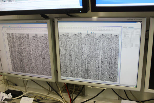 Die Geofone senden die empfangenen seismischen Signale an den Messwagen. Dort werden die Daten gespeichert, um später von Spezialisten bearbeitet und ausgewertet zu werden. (Foto: Nagra)
